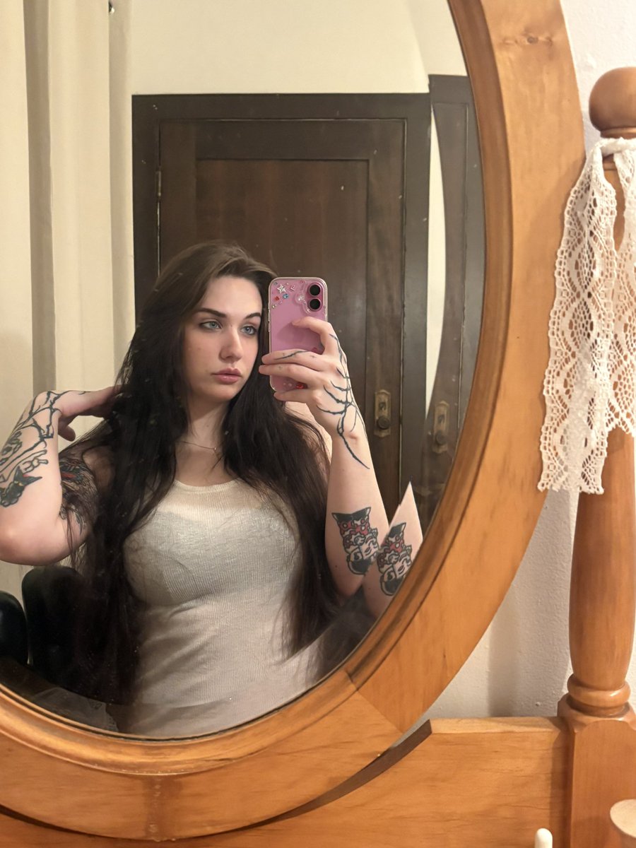 yourfavbrat00's tweet photo. The fit is just eyeliner and big naturals 🫩 https://t.co/kdU9fcznBk