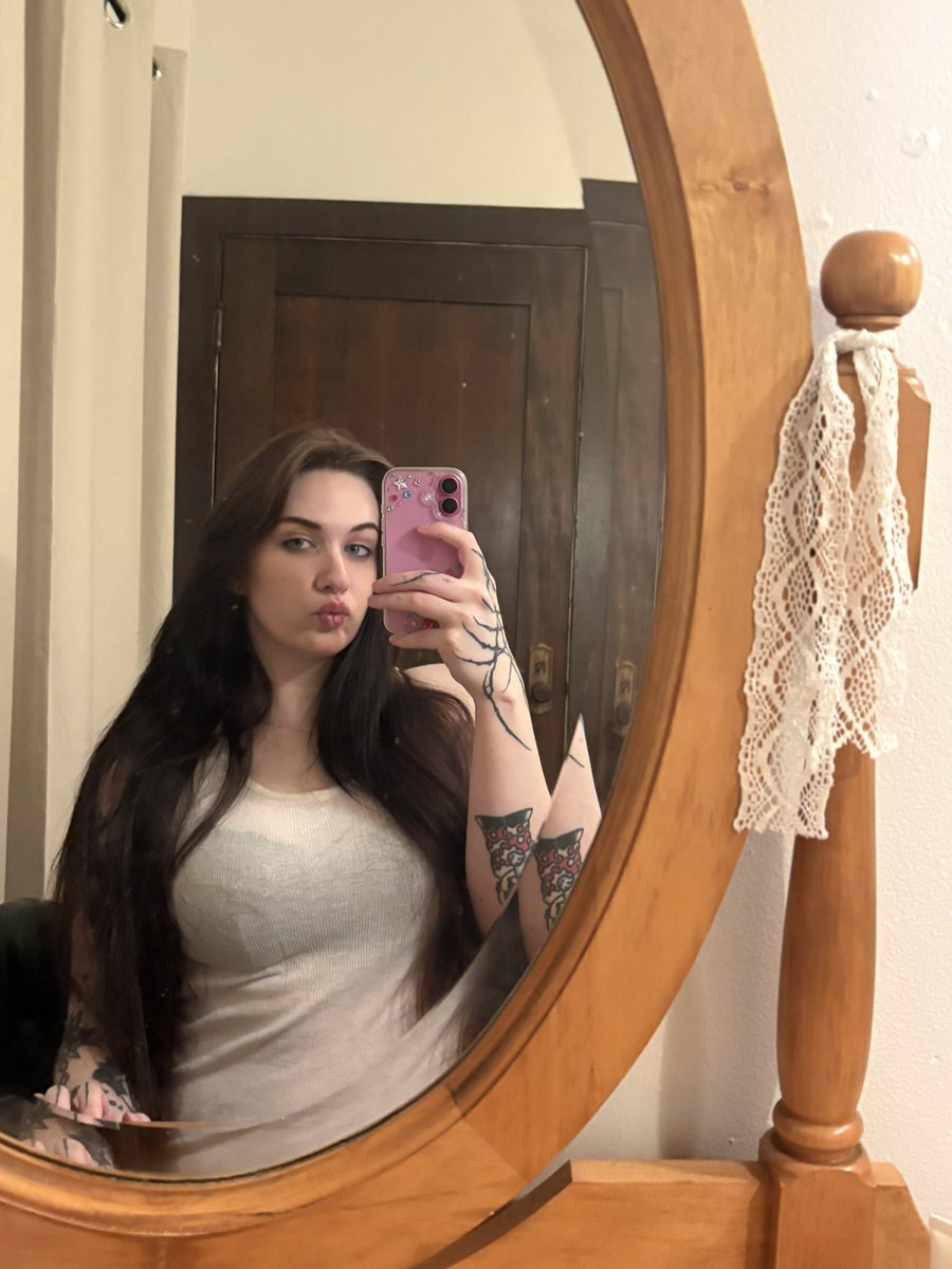 yourfavbrat00's tweet photo. The fit is just eyeliner and big naturals 🫩 https://t.co/kdU9fcznBk