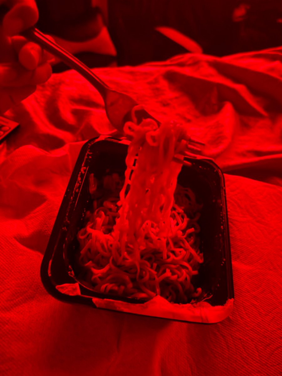 roslmta's tweet photo. sometimes i like to eat under a red light and pretend i’m a yellowjacket… just to feel something https://t.co/QVoBvE2OSJ