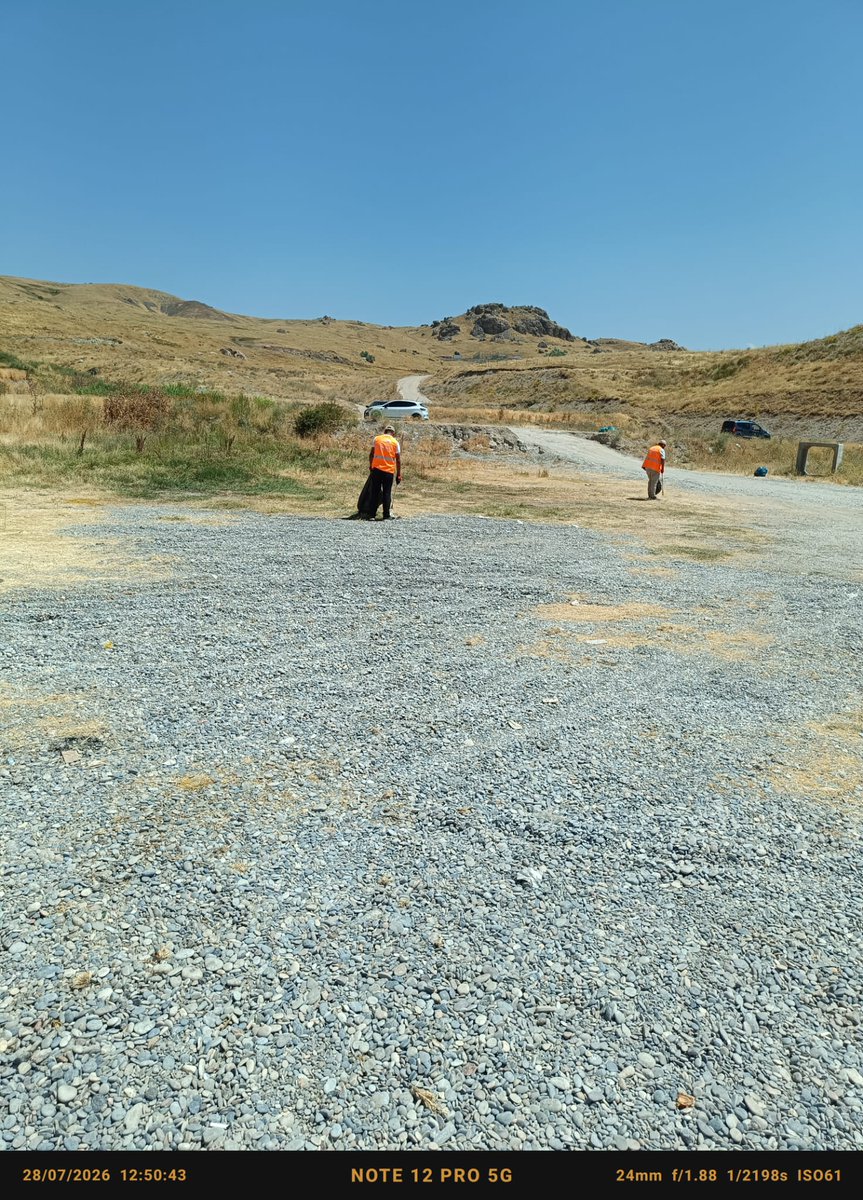 vanbuyuksehirbb's tweet photo. Değerli Hemşehrimiz,

Paylaşımınıza konu olan alanda ekiplerimiz tarafından gerekli temizlik çalışmaları gerçekleştirilmiştir. Van Gölü kıyılarının temiz tutulması ve doğal güzelliklerinin korunması amacıyla temizlik faaliyetlerimiz düzenli aralıklarla sürdürülmektedir.

Çevremizin korunmasına yönelik duyarlılığınız ve geri bildiriminiz için teşekkür eder, temiz ve yaşanabilir bir Van için tüm vatandaşlarımızın çevre temizliği konusunda hassasiyet göstermesini önemle rica ederiz.

Sağlıklı ve iyi günler dileriz.