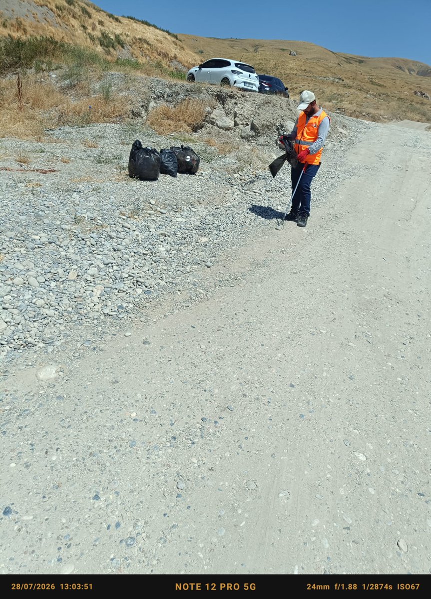 vanbuyuksehirbb's tweet photo. Değerli Hemşehrimiz,

Paylaşımınıza konu olan alanda ekiplerimiz tarafından gerekli temizlik çalışmaları gerçekleştirilmiştir. Van Gölü kıyılarının temiz tutulması ve doğal güzelliklerinin korunması amacıyla temizlik faaliyetlerimiz düzenli aralıklarla sürdürülmektedir.

Çevremizin korunmasına yönelik duyarlılığınız ve geri bildiriminiz için teşekkür eder, temiz ve yaşanabilir bir Van için tüm vatandaşlarımızın çevre temizliği konusunda hassasiyet göstermesini önemle rica ederiz.

Sağlıklı ve iyi günler dileriz.