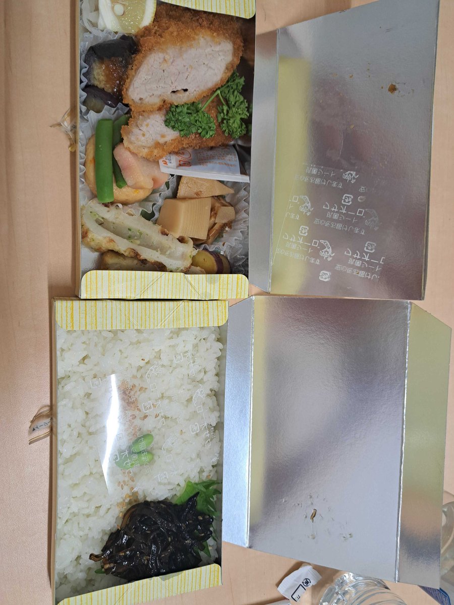 InteractivTeach's tweet photo. 【リアル・セッション小ネタ】午前中が終わり、お昼休憩です✨参加者の方々から任意でお持ち寄りいただいたご当地銘菓を休憩時間に頂いて癒されます😍お弁当も相変わらず素敵です💛今年は講座担当河上作・クリップを製作しました☺️最初に写真を撮るのをしくじったため、もう残りわずかですが😅 https://t.co/PyL9OYPNT8