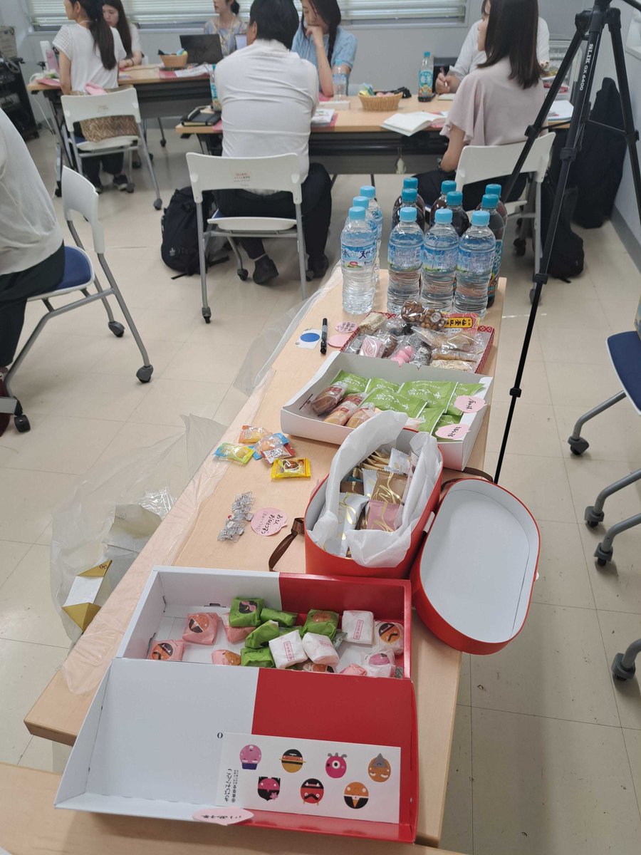 InteractivTeach's tweet photo. 【リアル・セッション小ネタ】午前中が終わり、お昼休憩です✨参加者の方々から任意でお持ち寄りいただいたご当地銘菓を休憩時間に頂いて癒されます😍お弁当も相変わらず素敵です💛今年は講座担当河上作・クリップを製作しました☺️最初に写真を撮るのをしくじったため、もう残りわずかですが😅 https://t.co/PyL9OYPNT8