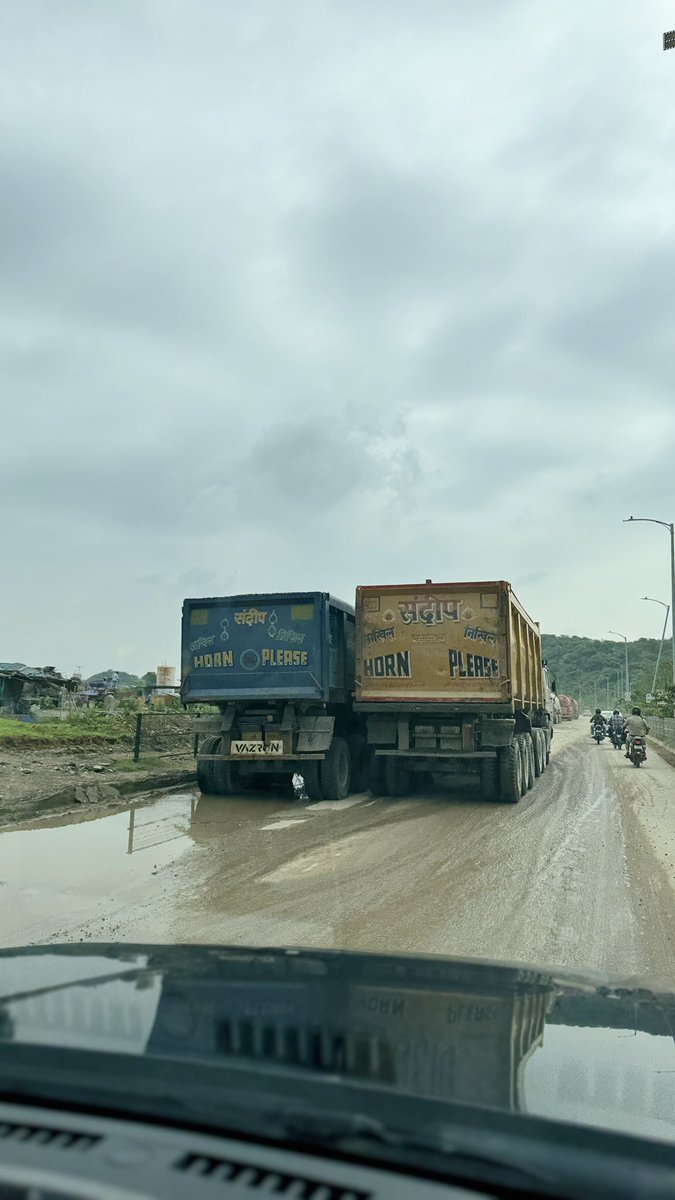 DhirendraKumar7's tweet photo. Illegal parking of trucks and dumpers without number plates on the Sector 77–79 main road, Gurugram, is a major safety hazard, at night due to the lack of street lights. Admin must act immediately before a serious accident happens. #RoadSafety @cmohry @dcptrafficggm @TrafficGGM https://t.co/dOmseBlbKZ