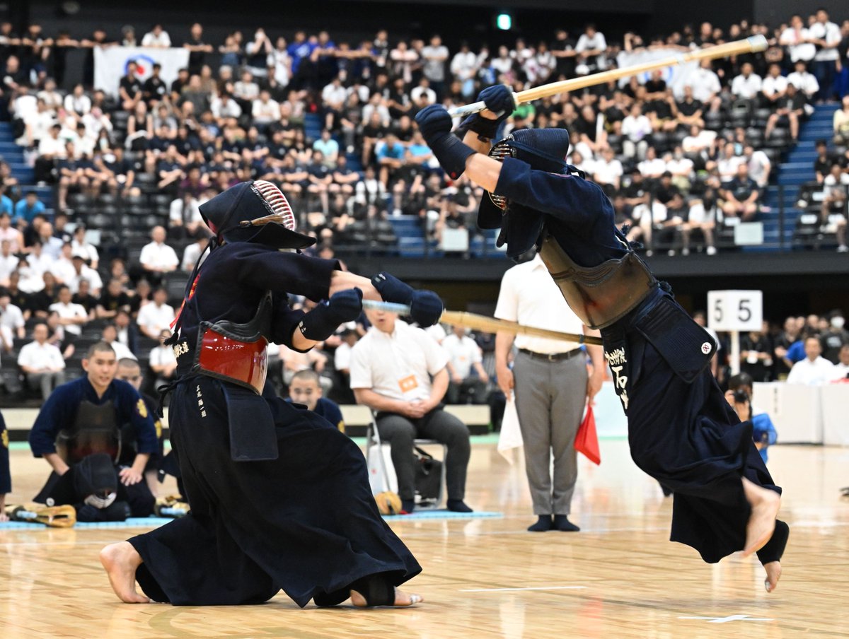 gyokuryuki_nnp's tweet photo. 【#玉竜旗高校剣道大会　男子】

「やっぱり回ってくるなと思っていた」

昨年と同一カードの決勝
福岡大大濠の大将が優勝決めた覚悟と信念の胴

▼記事はこちらから▼#玉竜旗
https://t.co/tzrUTXhWSM https://t.co/VbOX8qdWU4