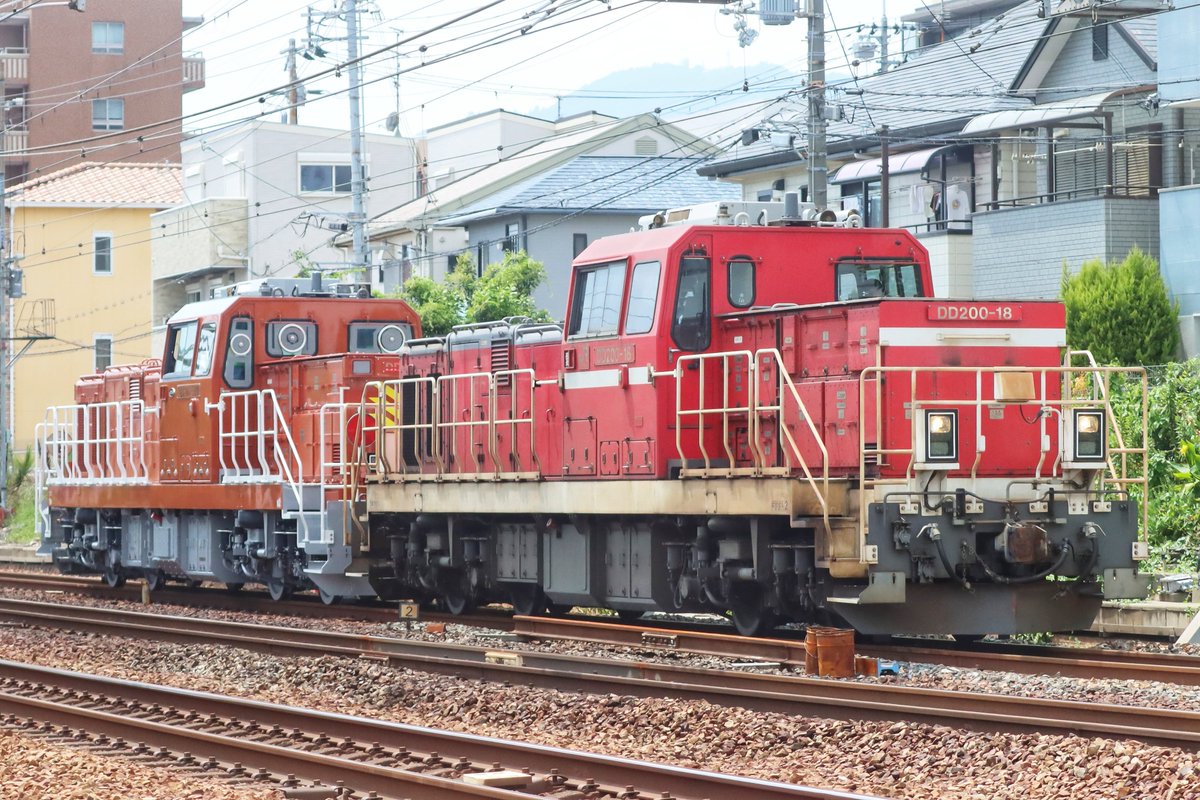 Kobestation0304's tweet photo. 甲種輸送 DD200-18+JR北海道DD200-501。 https://t.co/briCuZ26pt