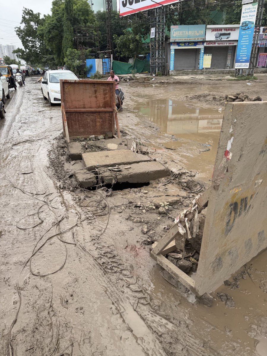 sampatjay's tweet photo. Wakad service road near Hinjewadi Bridge is in terrible condition again — waterlogging &amp; deep potholes causing heavy traffic. Same story for the last 10 years!
Requesting @NHAI &amp; @PCMCSarathi @pcmcindiagovin to repair it urgently. #PuneTraffic #Wakad https://t.co/NWB2qv1hdn