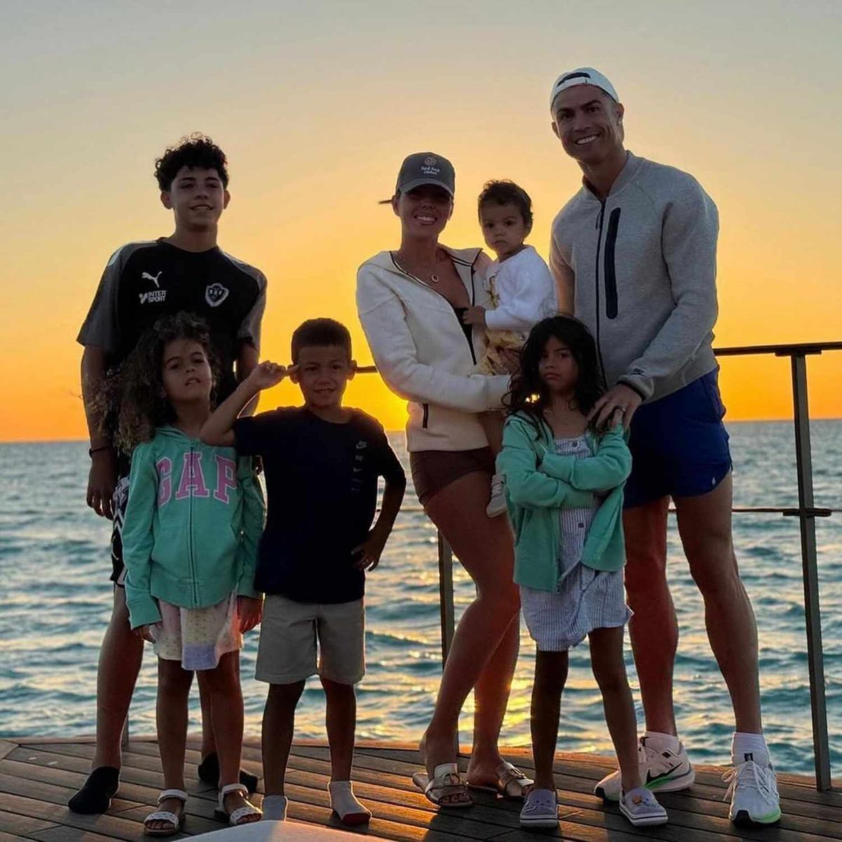 fmrk1804's tweet photo. @Cristiano Greatest daddy of  all time https://t.co/8ZahGOPh2p
