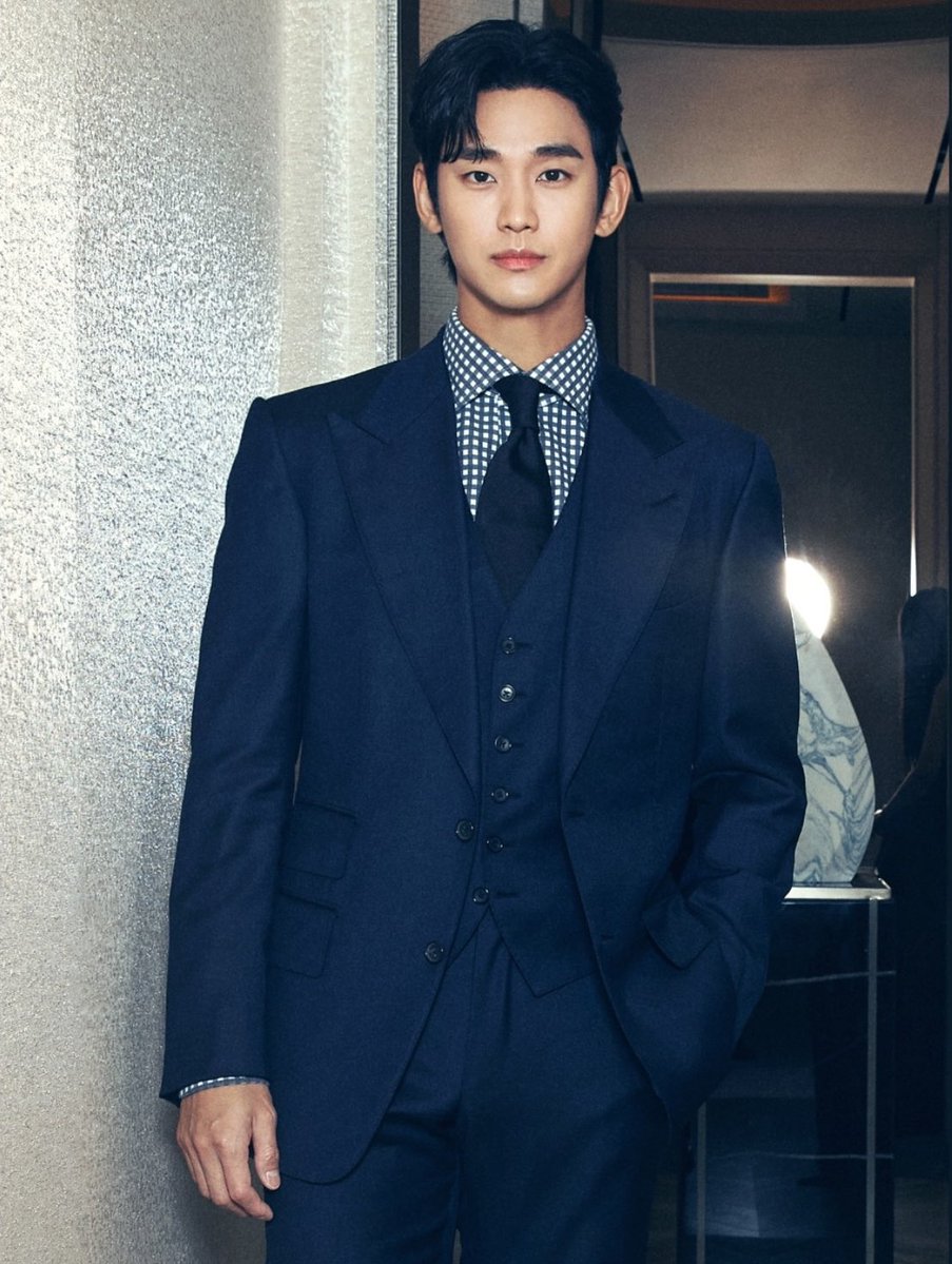 soohyunupdates's tweet photo. [OFFICIAL] Police Clear #KimSoohyun of Child Welfare Act Violation Allegations

Actor Kim Soohyun has been cleared of allegations of violating the Child Welfare Act. The claims made by the family of the late Kim Saeron about sexual abuse of a child have been concluded to be “something that never happened.”

Kim Soohyun has cleared his legal risks. The claim that he dated a minor had already been found to be false, and the additional allegations of sexually exploiting a minor and related acts have also been closed with a decision of no charges.

The Seongdong Police Station recently decided not to forward the cases against Kim Soohyun for alleged violations of the Child Welfare Act and false accusation. The police focused their investigation on whether he dated the late Kim Saeron while she was under 18 and whether there was any sexual abuse. They concluded that all allegations claiming they dated when she was a minor were false.

The problem was that the recording was fake. Kim Saeron’s voice had been manipulated using AI. The Forensic Science Division of the Supreme Prosecutors’ Office found evidence of manipulation, saying, “The voice frequency ranges of a man and a woman are different.”

The so-called New Jersey acquaintance who appeared in the recording also remains unidentified. It cannot be confirmed whether the person actually lives in New Jersey or whether they ever met Kim Saeron. The police have left the person listed as unidentified. The possibility that the voice was also AI-generated cannot be ruled out.

Even so, Kim Seui insisted that the recording was “real,” saying he had completed an on-site investigation in New Jersey. The family also filed their complaint based on that recording. Following the claims that Kim Soohyun dated a minor, they also accused him of child sexual exploitation.

Meanwhile, Kim Seui was indicted and detained on June 23 on charges of spreading false information about Kim Soohyun. He is currently being held at the Seoul Detention Center. His first trial will be held in August.

https://t.co/X6mfrS9hKi
