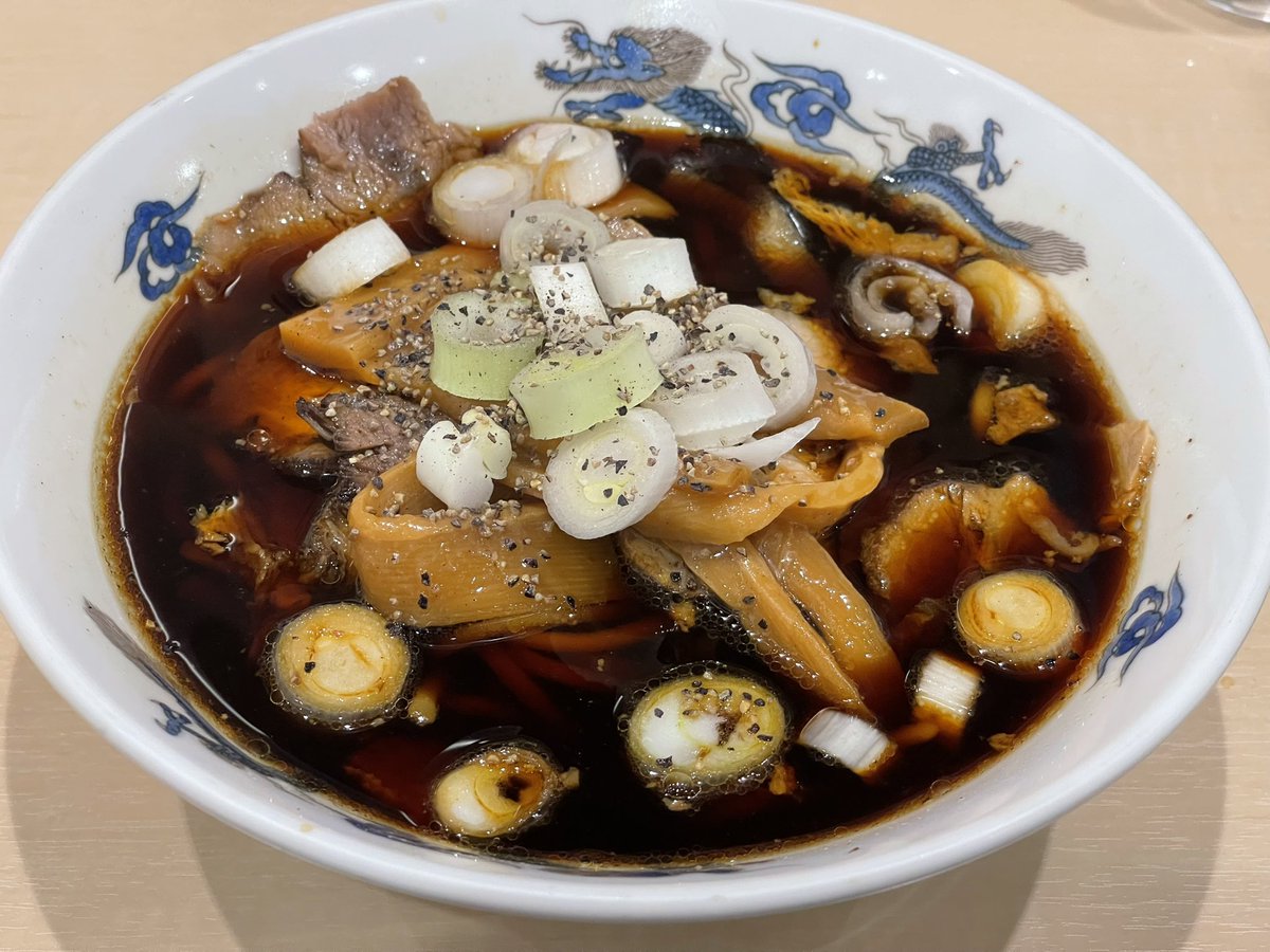 kuni1118's tweet photo. 富山ついたら「富山ブラック」なかなかの濃いィ〜味です⬛️🍜
夏場の水分補給にはちょうど良いのかも😆

#ご当地ラーメン
#富山ブラック https://t.co/GC4ikHxg7e