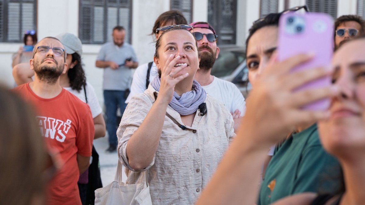 tugcetezer's tweet photo. Pandeminin ortasında, evden çıkamazken bir hayal kurdum, sonra hayalim şekillendi, derken Antakya değişti, biraz durdum önce, hayalimle karşılıklı birbirimize baktık, nasıl yapsak, acaba olur mu diye düşünürken, 12 Temmuz 2024’te başladığımız Antakya Yürünebilir Tarih Turu, 12 Temmuz 2026’da iki yaşını doldurdu. 

Antakya’yı herhangi bir zaman beraber adımladığımız herkese minnettarım, içinizden biri bile o gün gelmemiş olsaydı, her şey bambaşka olurdu. İnanıyorum ki, daha nice beraber yürüyüşler yapacağız Antakya’nın sokaklarında ♥️

Bir de bu fotoğraflara bakınca tekrar görüyorum ki, hepimiz oradaydık, her şeyi gördük, Antakya’nın bir sürü hâline tanık olduk, belki görmemiz gerekenden çok daha fazlasına. Ve gün gelecek, en güzel günlerine, kahve kokulu, bol sohbetli, neşeli sokaklarına da tekrar tanık olacağız. En azından o güne kadar, buradayız demektir 🫂

Bu güzel fotoğraflar için canım arkadaşım Nesime Karateke’ye sonsuz teşekkürlerimle ✨
