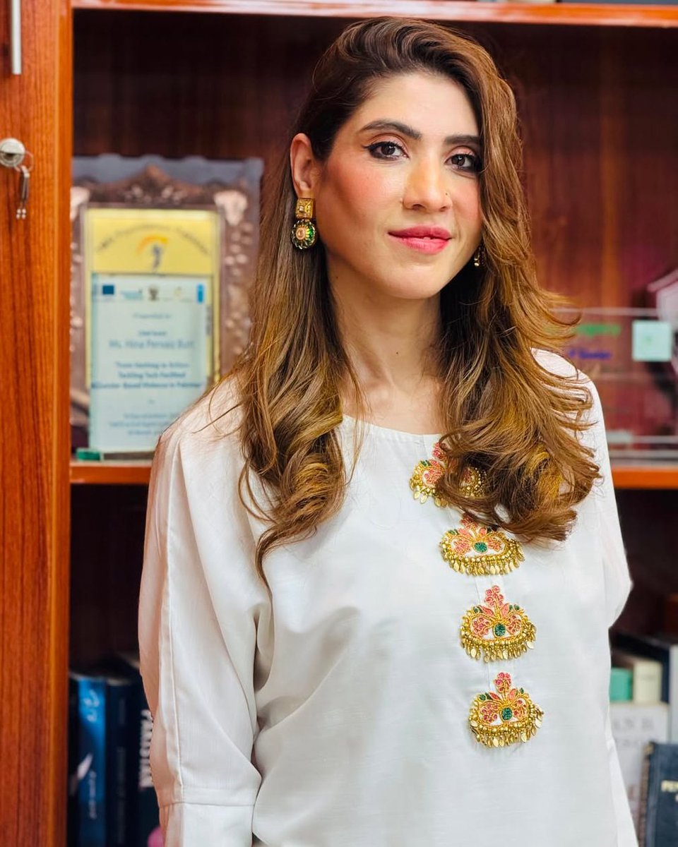 PenduDotCom_'s tweet photo. MPA #hinaparvezbutt in her graceful look 🤍 https://t.co/Ua7BucZ7QN