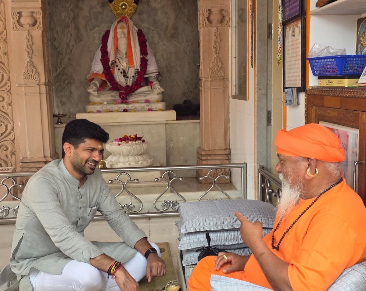 DrPrashantkorat's tweet photo. આજે ગુરુપૂર્ણિમાના પાવન અવસર નિમિત્તે જેતપુર ખાતે ભીડભંજન મહાદેવજી મંદિરે દાદાના દર્શન કરી પરમ પૂજ્ય શ્રી કમલનાથ બાપુના આશીર્વાદ મેળવ્યા. https://t.co/DTjeFaff9D