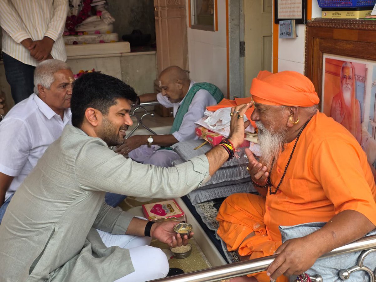DrPrashantkorat's tweet photo. આજે ગુરુપૂર્ણિમાના પાવન અવસર નિમિત્તે જેતપુર ખાતે ભીડભંજન મહાદેવજી મંદિરે દાદાના દર્શન કરી પરમ પૂજ્ય શ્રી કમલનાથ બાપુના આશીર્વાદ મેળવ્યા. https://t.co/DTjeFaff9D