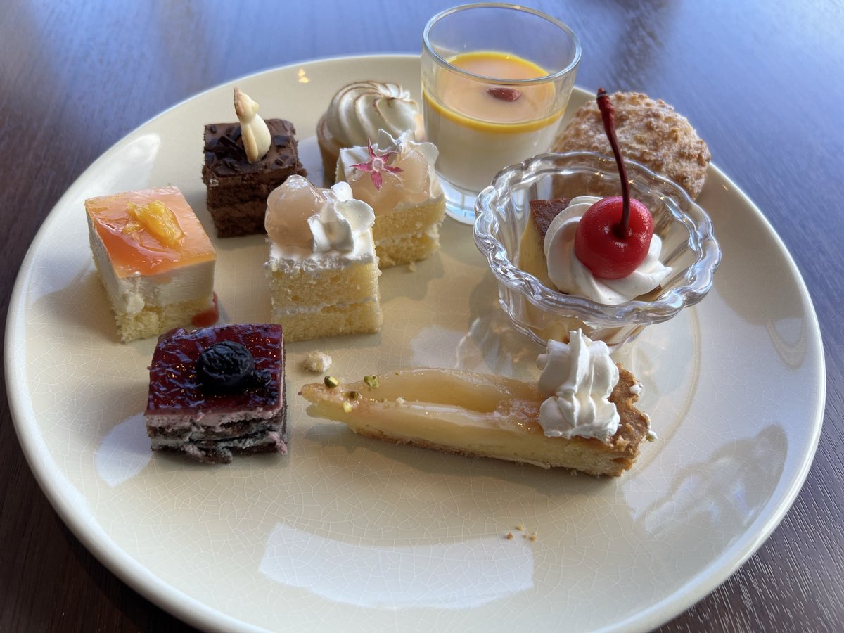 5th_wheel_2's tweet photo. 自分史上いちばん高い、身分不相応昼メシ
明日から霞を食べる生活 https://t.co/ihmPuTZHvP