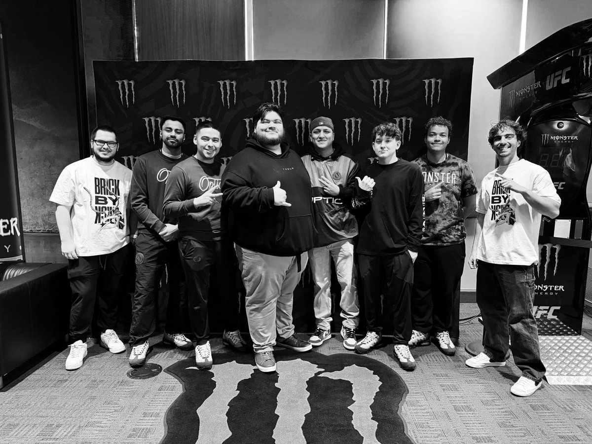CPL3X's tweet photo. Take me back to Major 1 😂 @RhiNosiiTe 

Can’t wait till next year @OpTic https://t.co/Nt36BsdfI7