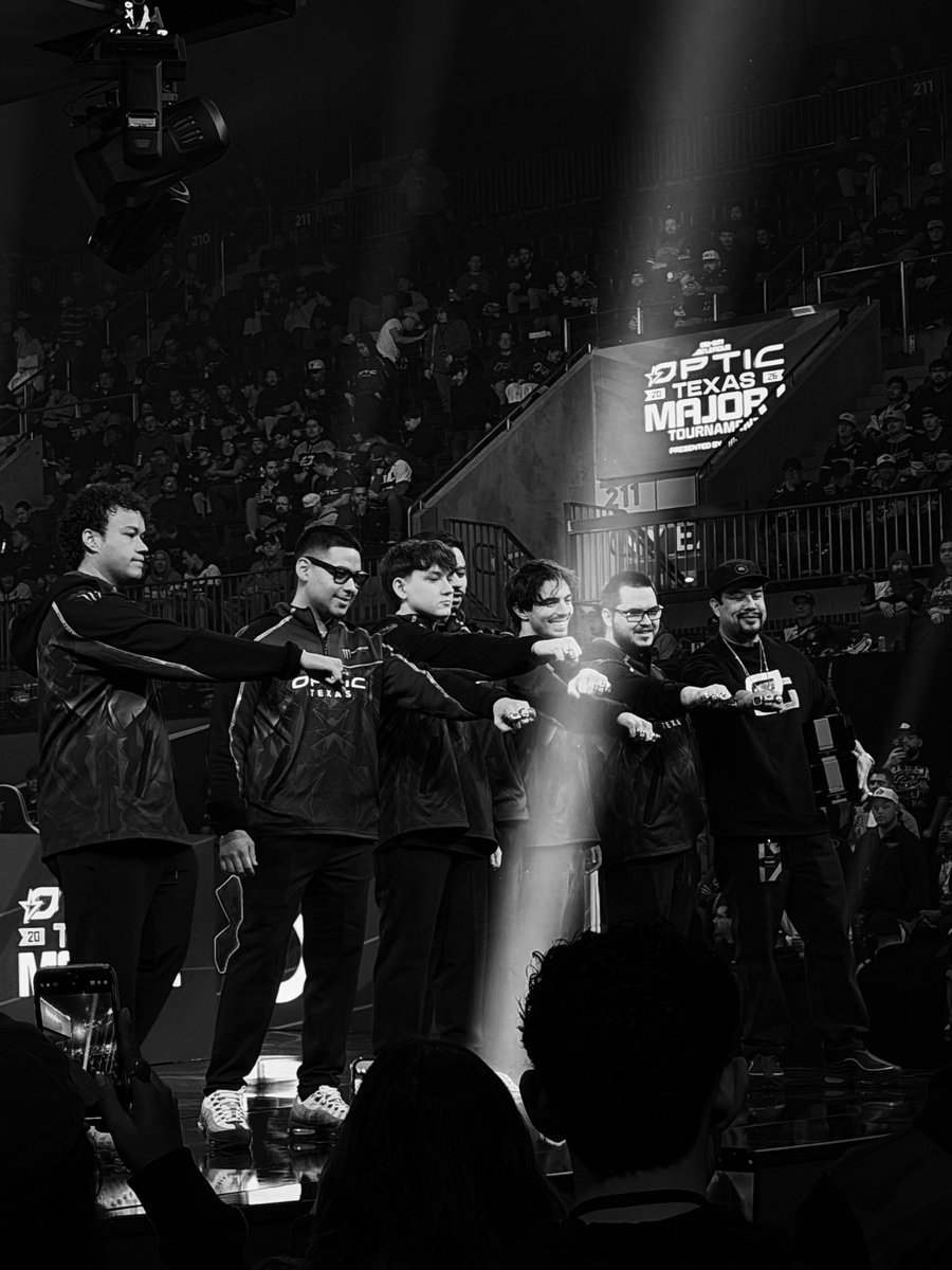 CPL3X's tweet photo. Take me back to Major 1 😂 @RhiNosiiTe 

Can’t wait till next year @OpTic https://t.co/Nt36BsdfI7