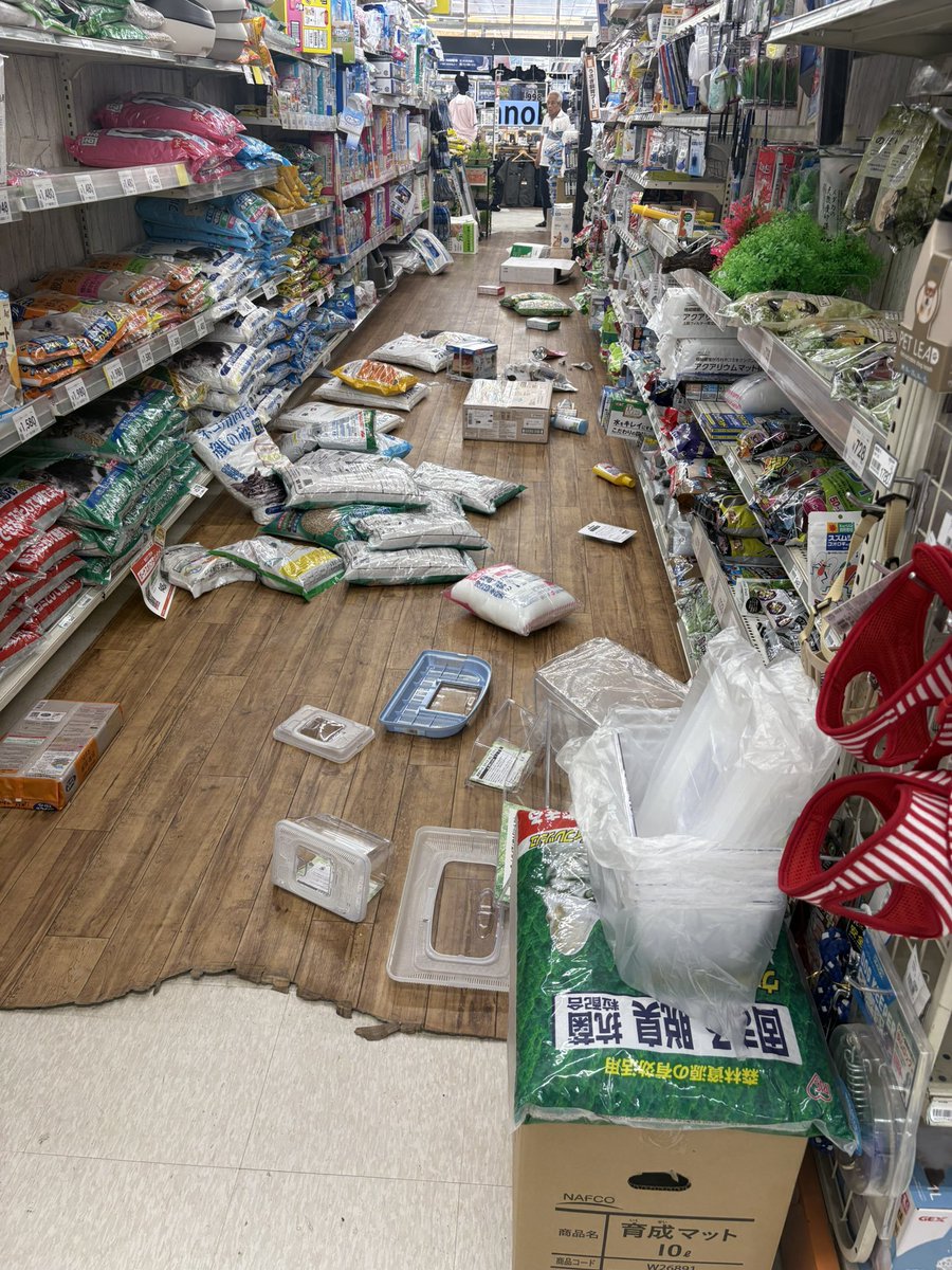 B_tmy9's tweet photo. このまま営業するナフコの潔さ https://t.co/B6LXTYwPIL