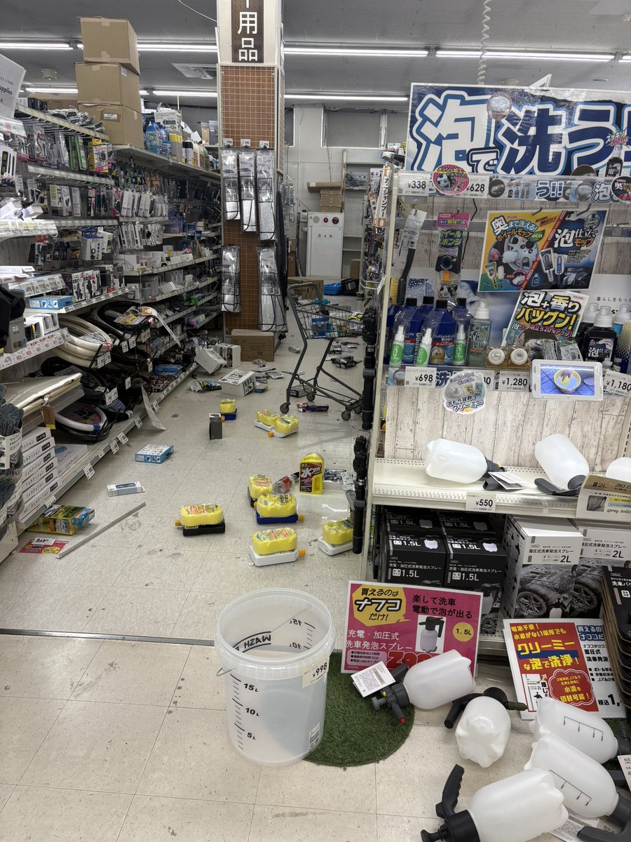 B_tmy9's tweet photo. このまま営業するナフコの潔さ https://t.co/B6LXTYwPIL