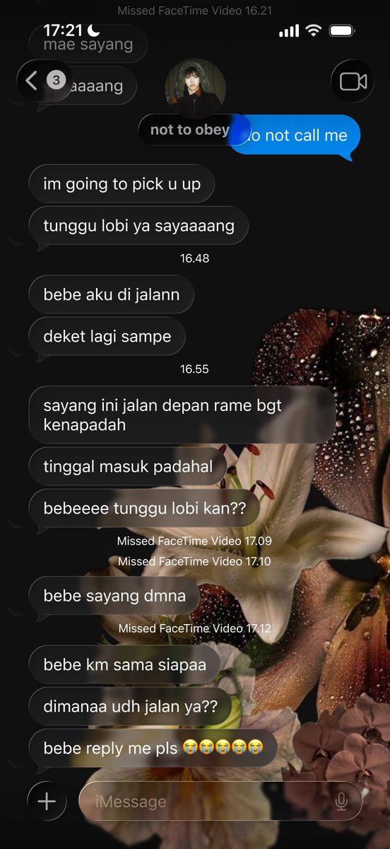 rrueable's tweet photo. mae's phone wouldnt stop buzzing https://t.co/05pQqhM7kZ