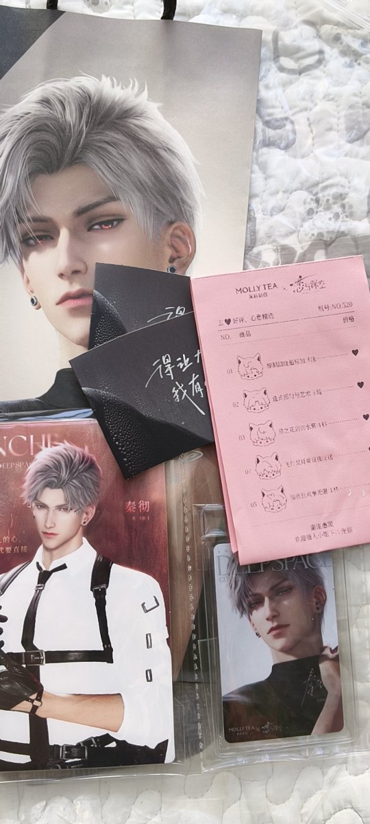 shukerv1's tweet photo. 一个很好的姐妹给我送的联名周边😭😭😭
他帅得我想变成狒狒狂叫😍😍😍
不愧是让我决定来玩乙游的Sylus，这张脸还是太权威了🥰 https://t.co/rt7Th7uS8Z
