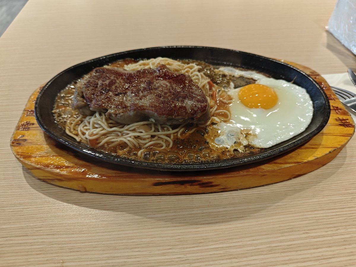 liuyi67952011's tweet photo. 中午吃小時厚牛排員林店，點他的招牌小時厚牛排
牛排很厚，吃起來口感很好，可惜點餐的時候只有7分熟跟全熟，想點5分熟吃吃看！
店內有濃湯、咖哩飯吃到飽，飲料咖啡汽水，有他們的招牌奶茶，旁邊還有吐司可以自己烤有四種醬可以抹，水果小菜，還有冰淇淋。 https://t.co/NlWC5GtHZS