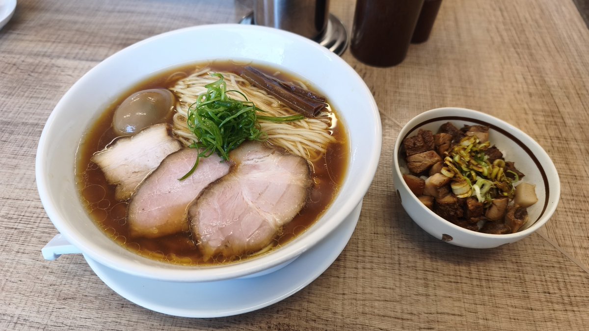 Koje_Bryant's tweet photo. 本日のラーメン
風祭 麺庵ちとせ
まろやかなスープに自家製の細平打ち麺がよく合います。
標準でのってる3種類のチャーシューもそれぞれがとても美味しいです。
ごちそうさまでした！ https://t.co/o9xJmcIrCj