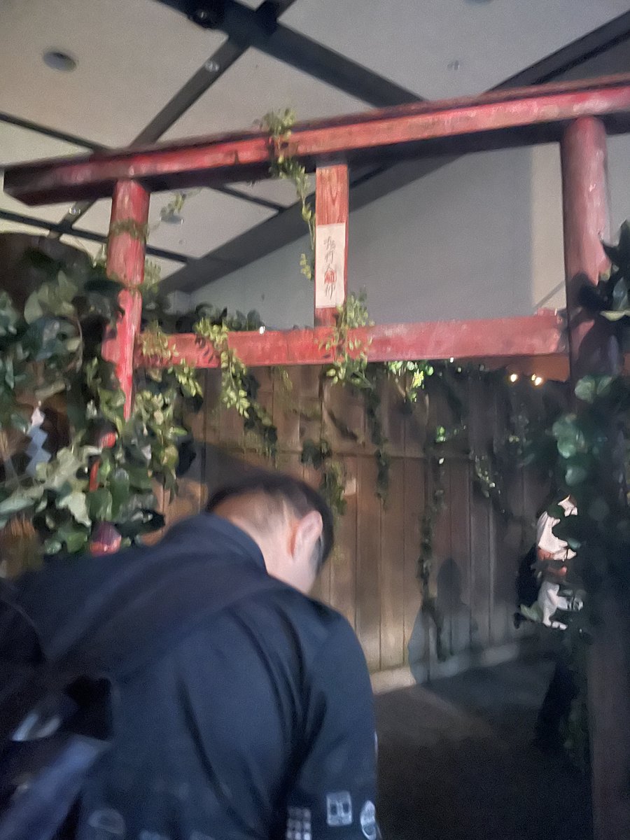 buttobi_obc's tweet photo. 🚶歩く男🚶

鳥居ではちゃんと🙇‍♂️🙇‍♀️

#とびすい #ラジオ大阪 https://t.co/fpqGy45R9B