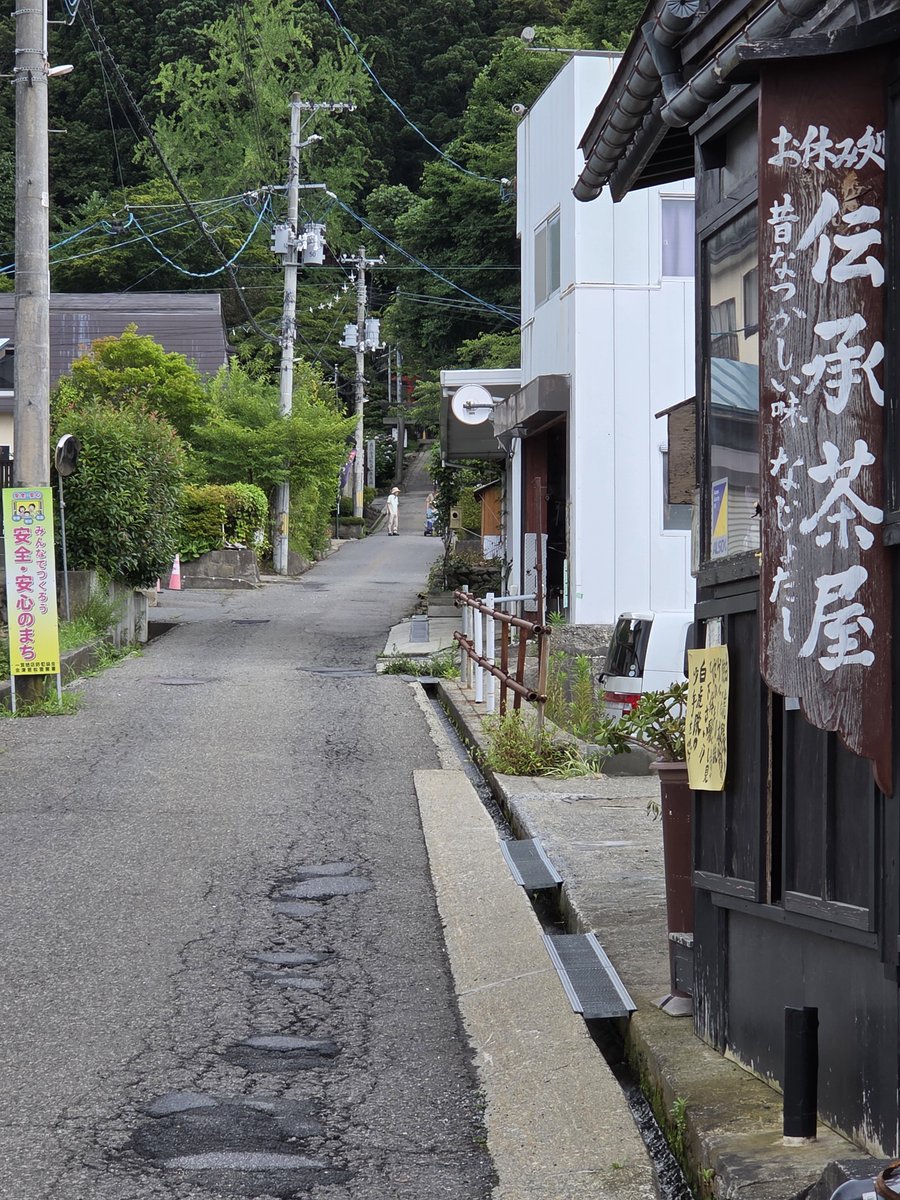 mofuo77's tweet photo. #飯盛山 に正面から登ろうすると狭くて急勾配の階段を上るか有料のスロープを使うしかありませ���😅
しかし北側の道1本 #白虎隊伝承史学館 の入口側から行けば #戸ノ口洞穴 (白虎隊が飯盛山に退却する際通った水路)を経て階段をほぼ上らず頂上に行けます👍
行くことがあれば参考にしてみて下さい。 https://t.co/c8Inm4wU3J