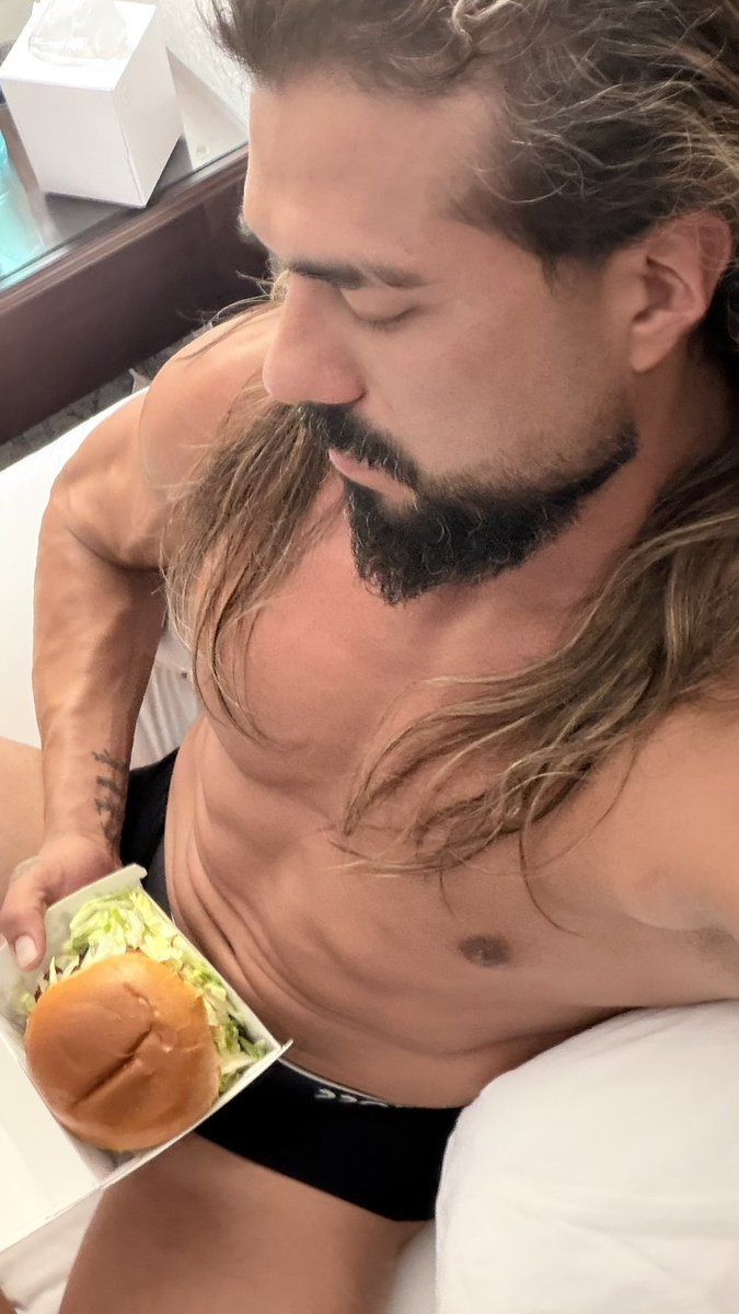 AndradeElIdolo's tweet photo. Good night! See you tonight!  
The Real AEW NATIONAL CHAMPION 
@AEW https://t.co/h0n5LoqzpM
