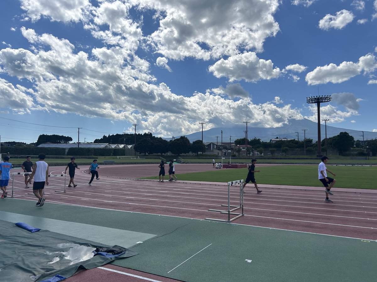 ksatno1's tweet photo. 午後の練習が始まりました
投擲跳躍は専門練習
短距離は走り込みです
暑さに負けず頑張っています
#光明相模原
#KSAT https://t.co/y4p0UuwaZi