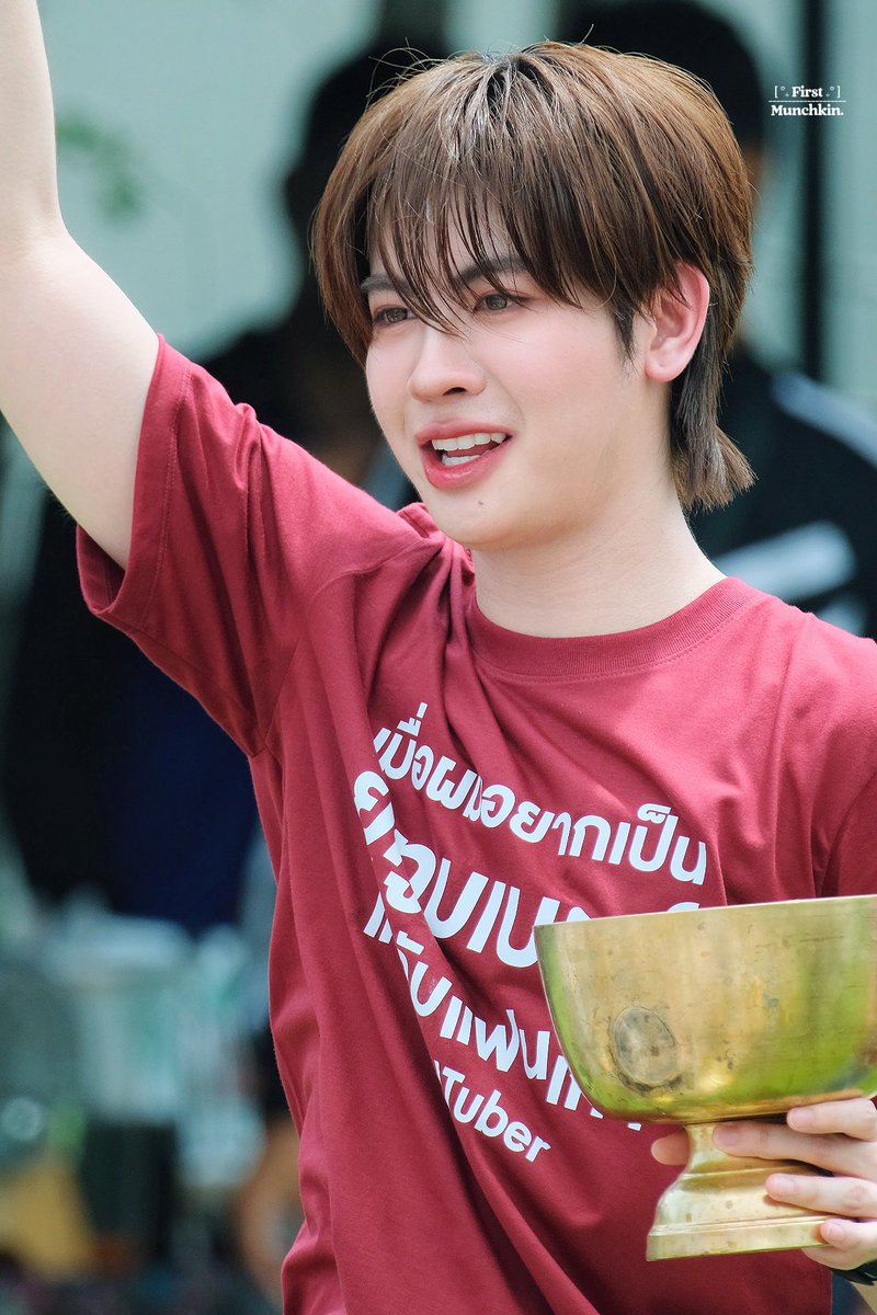 1stmunchk's tweet photo. 📸 : 𝟮𝟳•𝟬𝟳•𝟮𝟲 | 𝐏𝗵𝗲𝗻𝗶𝘅 𝐏𝗿𝗮𝘁𝘂𝗻𝗮𝗺
🐰: #Firstone

• เหมือนผู้นำเชียร์ 😁

YourTuber Worship
☘︎ #บวงสรวงYourTuber
☘︎ #1stMunchkSnap https://t.co/X5W1unNNZg