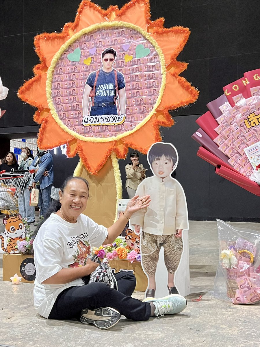 Pinky26Ploy's tweet photo. พาแม่มาเจอแจมครั้งแรก แม่สนุกถ่ายรูปเยอะมากโพสเก่งสุดๆ มาครั้งแรกก็ได้ hi-byeเลย บอกแค่ว่าให้บอกนสดว่ามาหาครั้งแรกนะ แต่เรื่องแจมหล่อมากแม่พูดเอง ตอนกลับนางร่ำลาเรนเจอร์ในงาน มีพูดด้วยว่าไว้เจอกันใหม่ คือยังไง? จะตามมาหาแจมอีกหรอ 🤣😆😝

#เหมันต์ตะวันรอนFinalEP 
@RachataJam https://t.co/OHByqkgZ7v