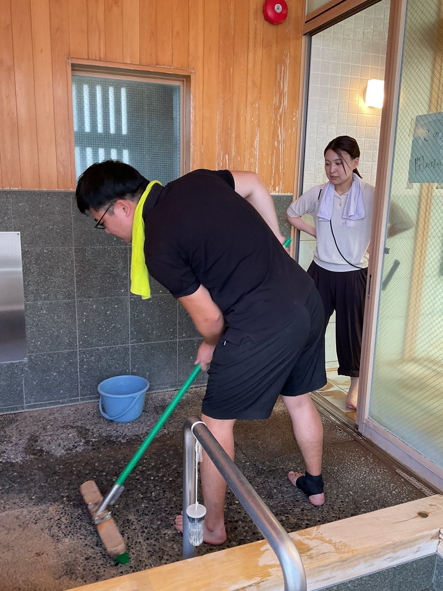 caraconeoffice's tweet photo. ハロカルホリデーすみだ2026「銭湯のお掃除を体験してみよう！」第1回目が終了しました😊🧽銭湯好きの女の子が参加してくれました♪
協力してくれた利用者さん「とても丁寧にこすれていました👍」
8月にも開催するので、ぜひご参加ください！https://t.co/KOewvYuaBt https://t.co/TCeti1Ub5Y