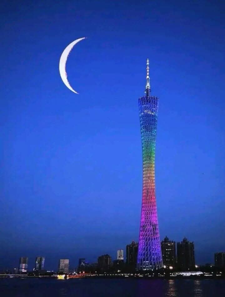 xb5808's tweet photo. A crescent moon hangs in the night sky, colorful lights twine around the Canton Tower. The night view of Yangcheng is absolutely stunning.
#CantonTower #CityView https://t.co/s4kTRp2k75