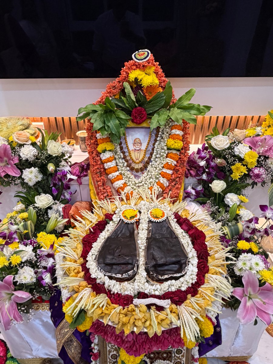 RajuKocharekar's tweet photo. आपणा सर्वांना गुरुपौर्णिमेच्या खूप खूप शुभेच्छा. पुरातन काळापासून ऋषीमुनी ते आजच्या AI पर्यंत कुठल्याही टप्प्यावर आपल्याला लागतो एक ‘गुरू’… त्यासमोर आपण सदैवच नतमस्तक 🙏
#गुरूपौर्णिमा https://t.co/rL1mUdUgcM