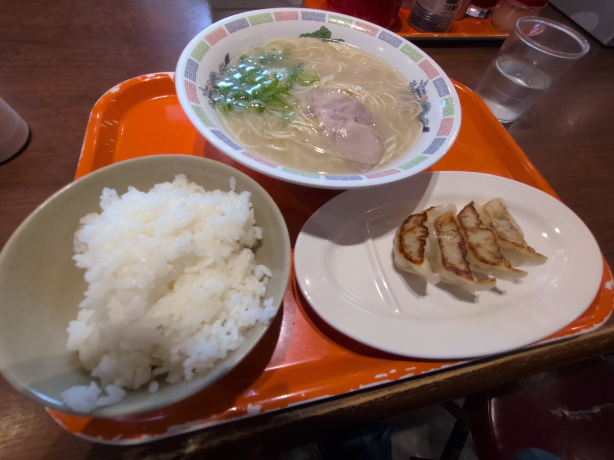 mi7yu's tweet photo. 290円ラーメン‼️呼ばれたがした！
はかたやさんのバリカタ定食🍜🍚🥟
#博多ラーメンはかたや  #はかたや
#よかともラーメン同好会 https://t.co/xPFkn4xIy3
