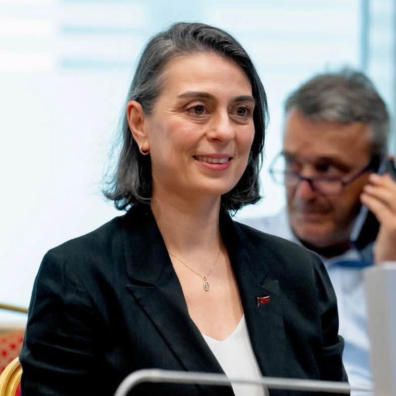 bosunatiklama's tweet photo. Üsküdar Belediye Başkanı Sinem Dedetaş gözaltına alındı. https://t.co/XuccQDi4S1