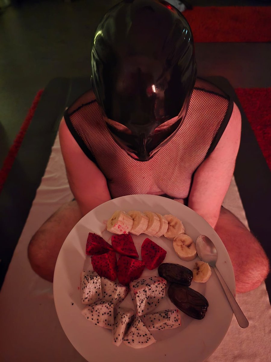 DirtySub_J's tweet photo. Ein Schmaus für die Subseele

Nach den zuletzt vielen intensiven und fordernden Sessions hungerte es Sub_J  nach Tranquillität. Electra Pure Divine sorgte mit einer vitaminreichen Auswahl an vorgekauten Früchten und dem Verlangen nach einer ausgiebigen Fußverehrung damit, dass auch die Subseele gestreichelt und wieder in Balance gebracht wurde, um bereit für weitere neue Herausforderungen in naher Zukunft zu sein.

#staydirty #throwback