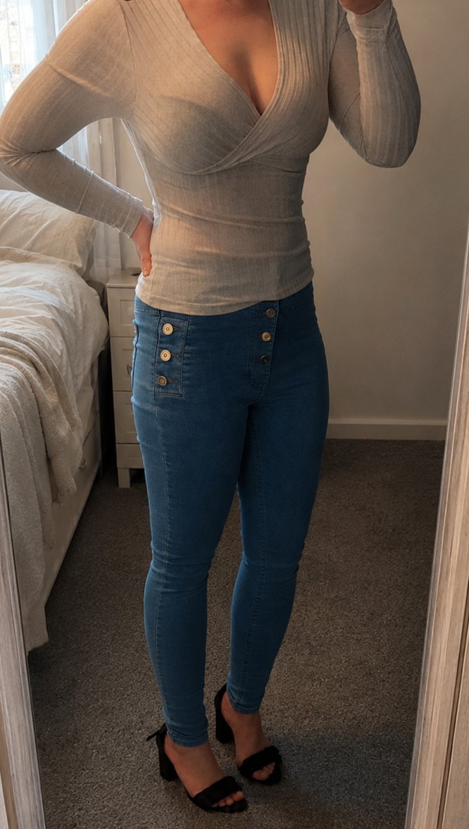 ParisDelaney_'s tweet photo. Today's shopping spree outfit 🙈😘 Any piggy's active to fill my bank today?
#sugarbaby #paypig #goddess https://t.co/Sovrx3s5K2