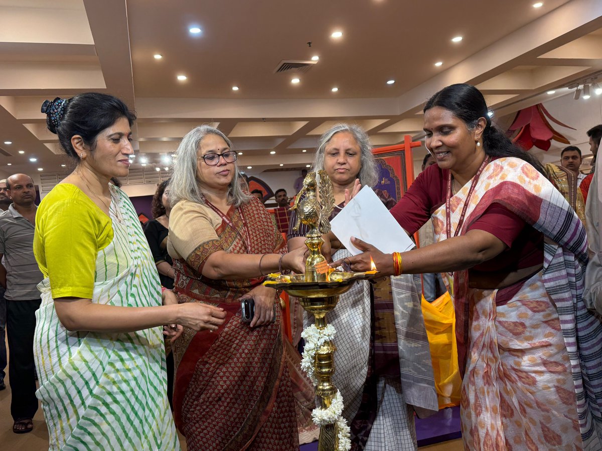 ncdpd_official's tweet photo. Experience the finest handwoven textiles from across India at the Weaves of India Festival.

📍 Central Cottage Industries Emporium, Janpath, Delhi
🗓️ 24th July – 7th August 2026

Celebrate craftsmanship. Support artisans. Shop authentic handlooms. https://t.co/v53ATiCPWk