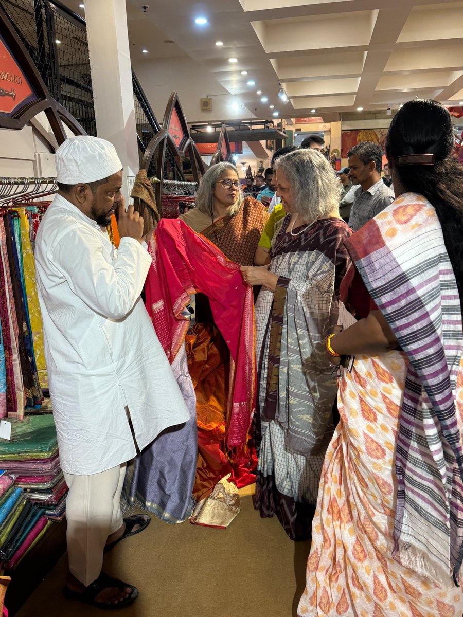 ncdpd_official's tweet photo. Experience the finest handwoven textiles from across India at the Weaves of India Festival.

📍 Central Cottage Industries Emporium, Janpath, Delhi
🗓️ 24th July – 7th August 2026

Celebrate craftsmanship. Support artisans. Shop authentic handlooms. https://t.co/v53ATiCPWk