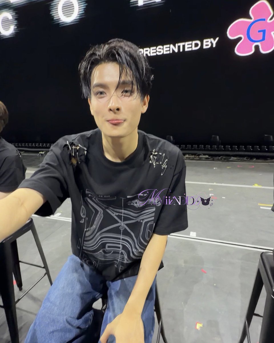 mmiiinddd's tweet photo. ปีที่แล้วได้ไฮบาย ได้บอกว่าขุนพลเป็นเมนคนแรกที่ทำได้มารู้จักบัส ยังเสียดายที่ไม่ได้บอกว่ารักขุนพลแค่ไหน ปีนี้ได้บอกแล้วนะ ว่าพี่รักขุนพลมาก จะรักตลอดไปเลยย you're my flashlight✨ ขอบคุณที่ขุนพลยังอยู่ตรงนี้นะ

#KHUNPOL 
#BUS_LIGHTASONE https://t.co/DPH1F8T10n