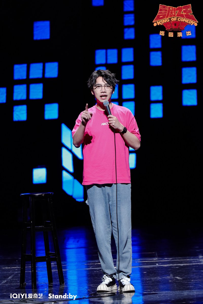 MallieTopuiym's tweet photo. [Just bombed my first set at the downtown comedy club! The one guy who actually laughed was my own reflection in the mic stand. RIP my comedy career ] https://t.co/WqQlDzW48t