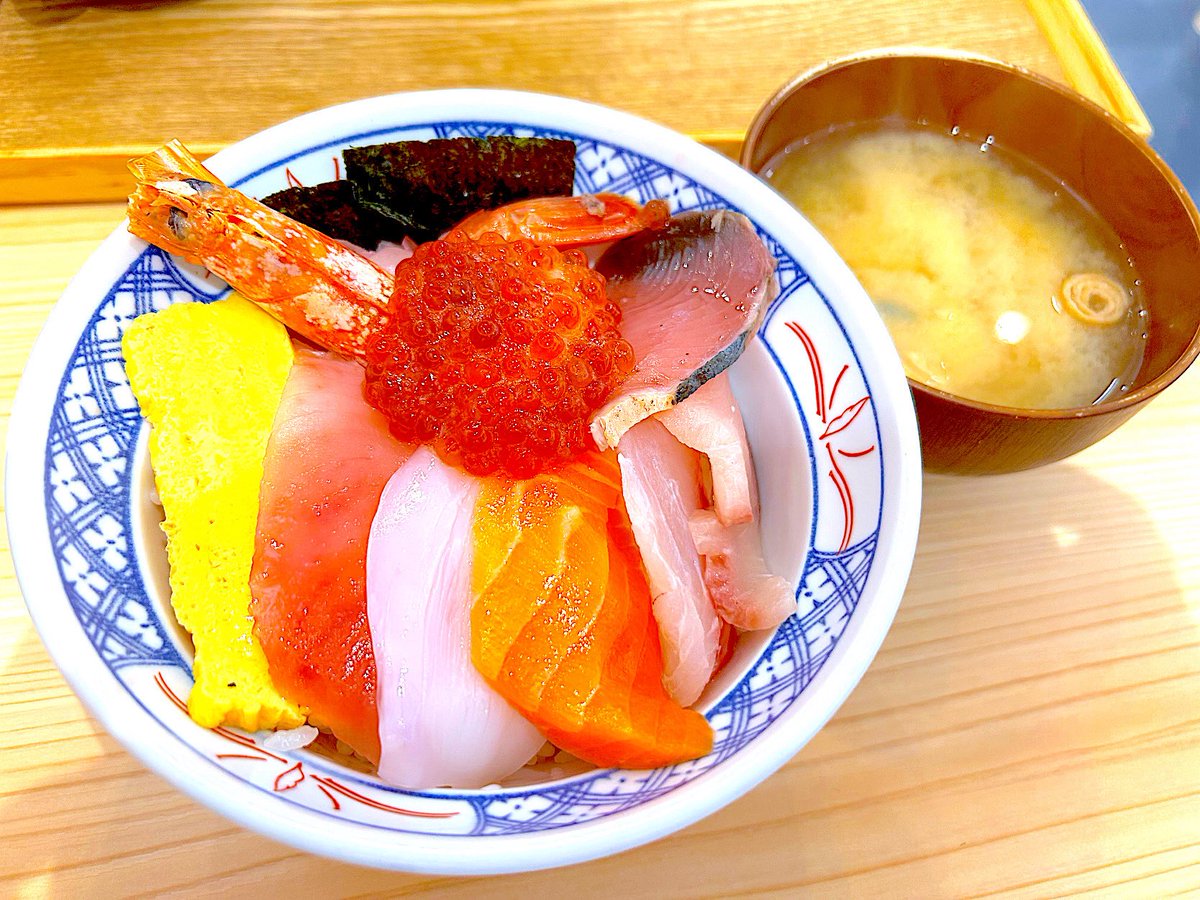 Luv4869's tweet photo. 妹とランチしてきた😋🍴💕
海鮮丼🐟うまうま♪( ◜௰◝و(و " https://t.co/VQYfUWERRf