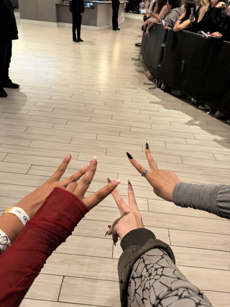 starboyjays's tweet photo. barricade for send off 🖤 @nanasbannanas @miupsh @heeliftlhs https://t.co/GUUoSXOxJp