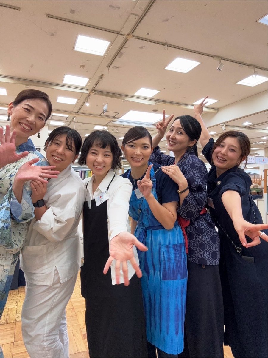 linlin_link's tweet photo. 日本橋三越本店7階にて行われている販売会の初日がおわりました！ありがとうございます！！

あたたかいお客様に囲まれ、感謝でいっぱいです。たのしいなあ、、！

8/3まで、みんなでわいわいお待ちしております！✨️ありがとうございました！！ https://t.co/jZKGK1QC1u