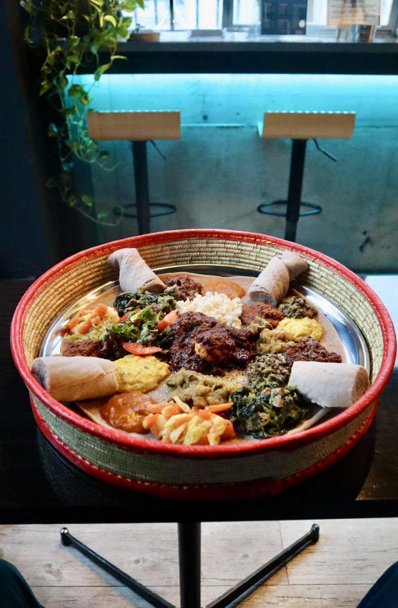 ogu_gourmet's tweet photo. こんな所に！エチオピアの国民食を発見

超巨大な皿に入った「インジェラ」が出てきた場所は、ルーフトップバー！デカいだけでなく、上に乗った具材の種類も圧巻です！チーズや野菜、豆、煮込みなどをクレープ状の生地で包んで食べます

紀元前から存在と歴史が古く、スーパーフードとしても注目の料理

KERA TOKYO
東京メトロ丸の内線「赤坂見附」駅 徒歩5分