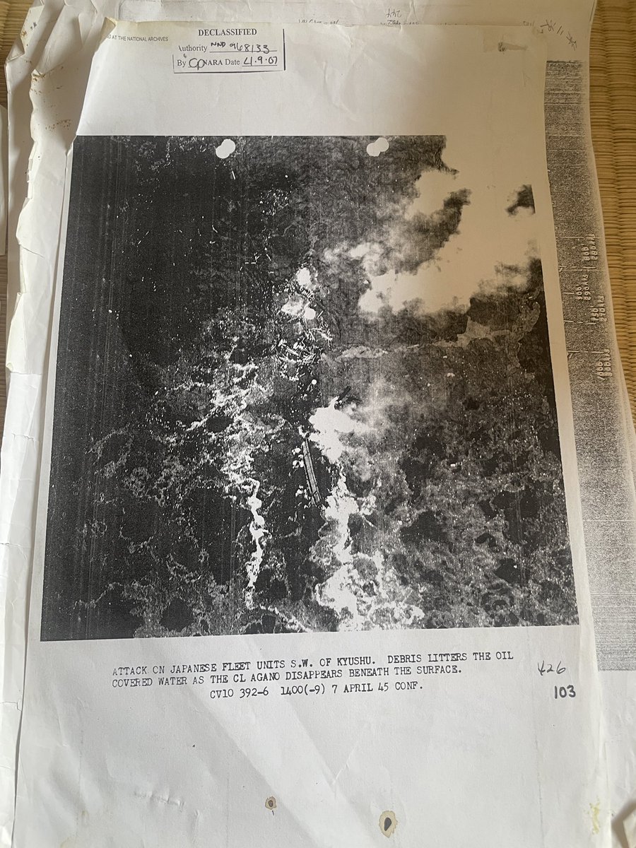 IkdRyota's tweet photo. これは……坊ノ岬沖海戦の軽巡洋艦「矢矧」でしょうか？
バラバラになって破片が浮いています
爆沈直後の写真は初めて見たかも……
#日本海軍 #坊ノ岬沖海戦 https://t.co/0H4teHPDWf