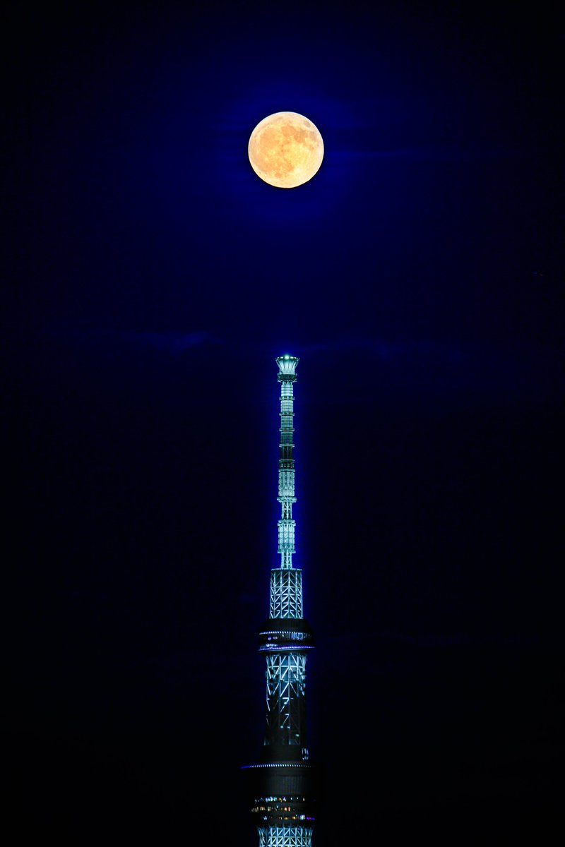 haskap1017's tweet photo. スカイツリーの上で輝く今夜の満月バックムーンが綺麗です https://t.co/MDTBEi0F7T